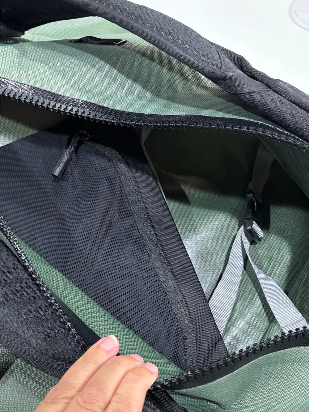 Osprey Arcane Waterproof Duffle 40 Pine Leaf Green NWT Waterproof Mesh Pocket